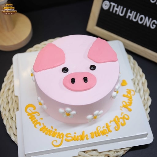 Bánh kem với hình ảnh khuôn mặt con lợn cute