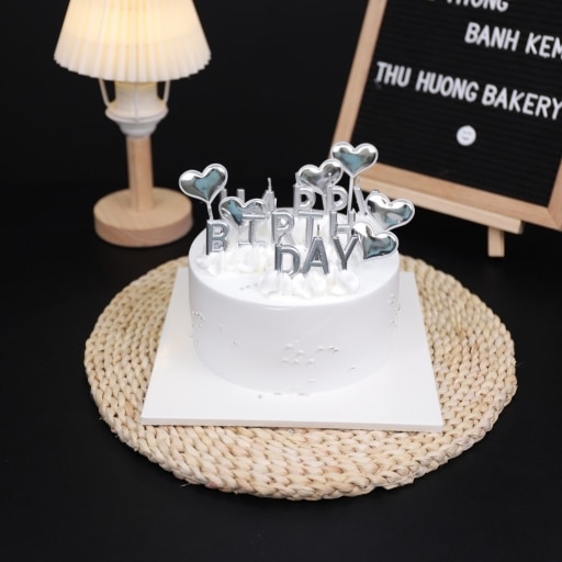 Bánh kem cắm nến chữ Happy Birthday đơn giản