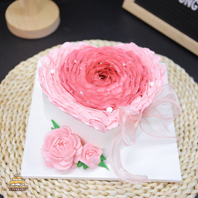 Mẫu bánh kem trái tim tạo hình với bông hoa hồng xinh xắn