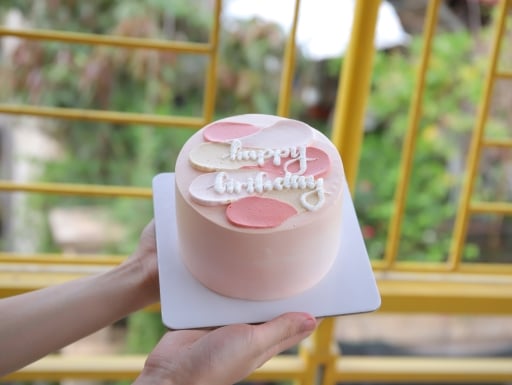 Bánh sinh nhật tone hồng tặng chúng ta gái