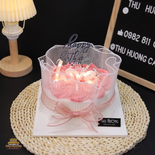 Bánh sinh nhật tone hồng đèn chữ love