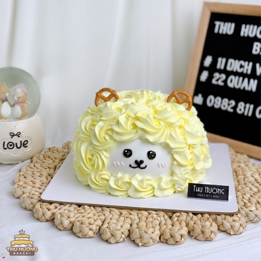 Tạo hình chú cừu lông vàng với bánh kem