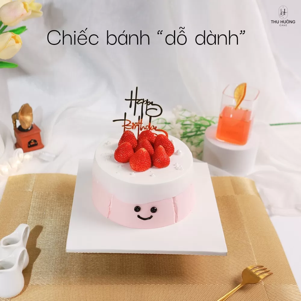 Bánh sinh nhật dâu tây vẽ mặt cười