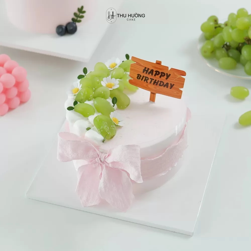 Bánh sinh nhật thắt nơ hồng nhẹ nhàng