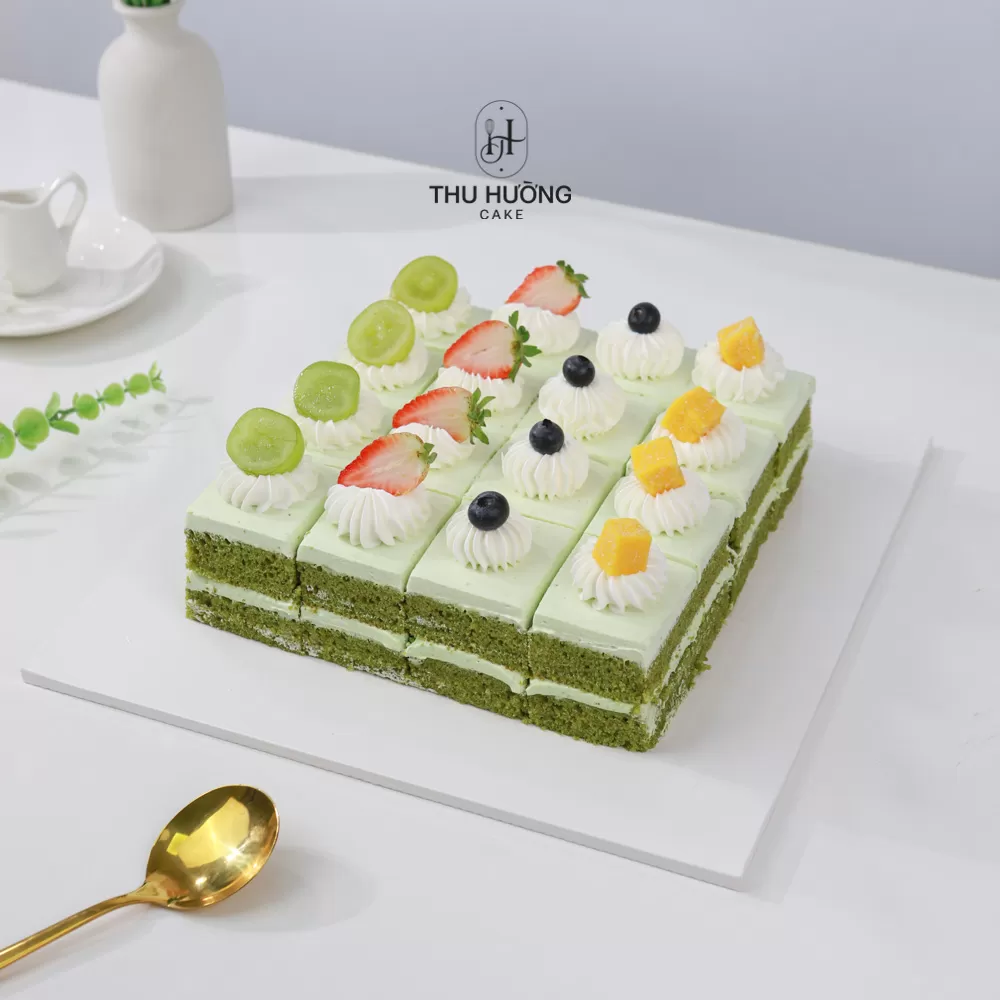 Bánh kem matcha cắt miếng trang trí hoa quả